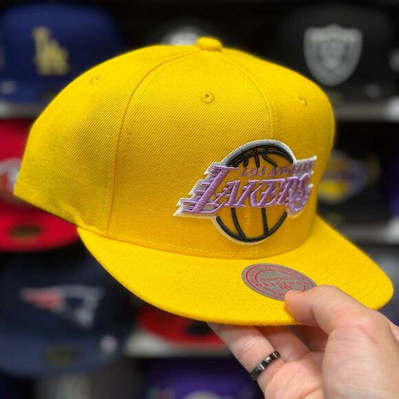 Los Angeles Lakers Yellow Mitchell & Ness Snapback - Picture 1 of 5